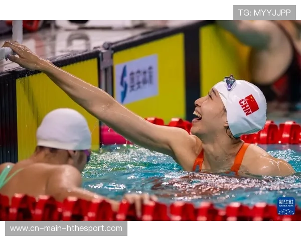 游泳接力赛交接水花四溅：每一次完美交接背后的故事