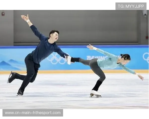 花样滑冰队完善动作连贯性，整体表现更协调